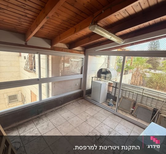 מרפסת עם רצפת אריחים ותקרה מעץ